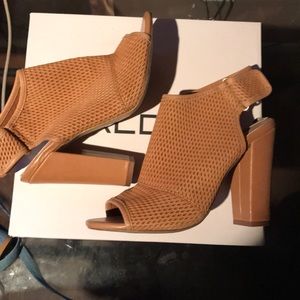 Aldo heals excellent condition